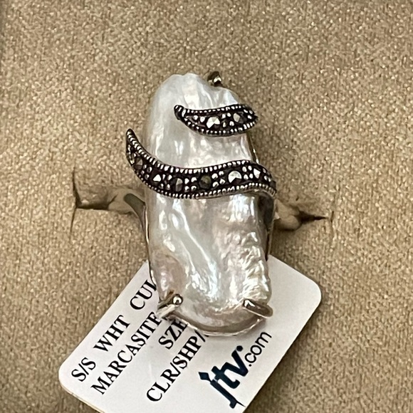 Sterling Silver Pearl & Marcasite Statement Ring - Picture 3 of 9